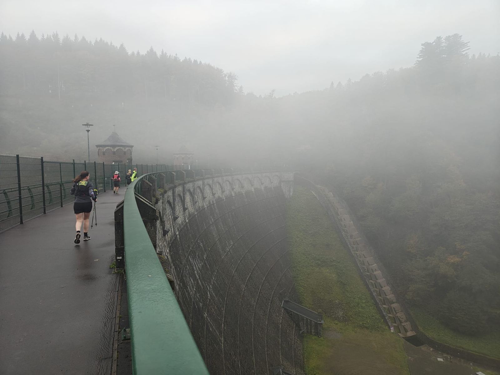 Im Nebel über die Talsperre